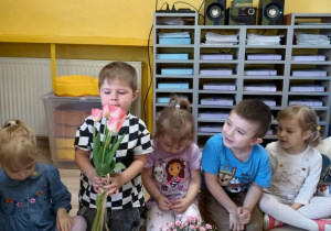 chłopiec wącha tulipany