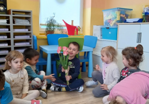 chłopiec z bukietem tulipanów