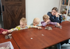 dzieci oglądają wełną z alpak