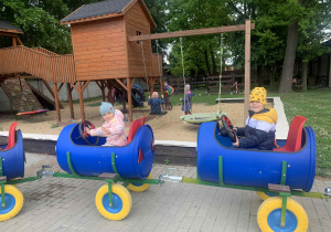 Dzieci w wagonikach.
