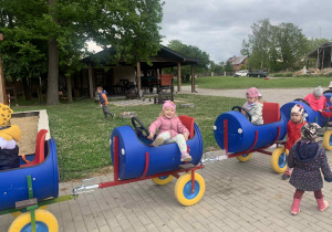 Dzieci w wagonikach.