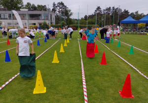 Skok w workach.