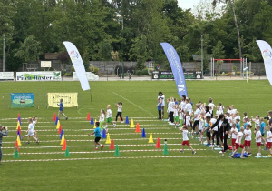 Dzieci uczestniczą w konkurencjach sportowych.