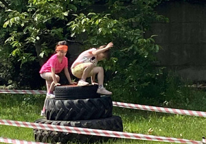 Dzieci wspinają się na opony.