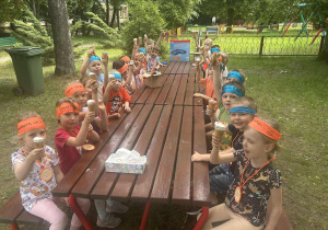 Dzieci jedzą lody.