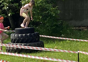 Dzieci wspinają się na opony.