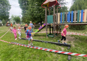 Dzieci na równoważni.