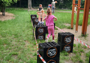 Slalom między skrzyniami.