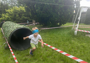 Dziecko pokonuje tunel.