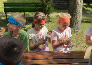 Dzieci jedzą lody.