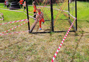 Dzieci pokonują tor przeszkód.