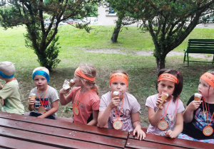 Dzieci jedzą lody.