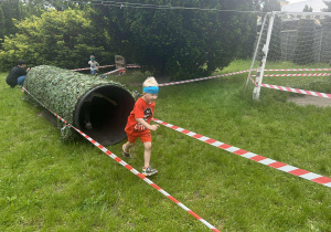 Dzieci pokonują tunel.