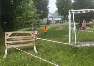 Dzieci biorą udział w wycigu.