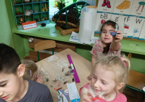 Dzieci przy pracy plastycznej