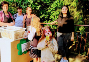 Piknik rodzinny w ogrodzie przedszkolnym.