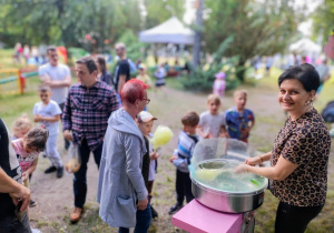 Wata cukrowa - piknik w ogrodzie przedszkolnym.