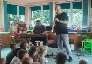 Dzieci poznają instrument muzyczny.