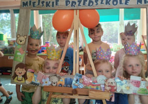 Wspólne urodzinowe zdjęcie jubilatów w ramce przedszkola.