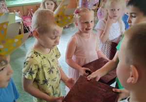 Dzieci składają życzenia urodzinowe.