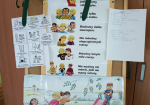 Tablica z materiałami edukacyjnymi.