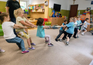 Samodzielne doświadczenia dzieci podczas zajęć edukacyjnych - dzieci ciągną linę.