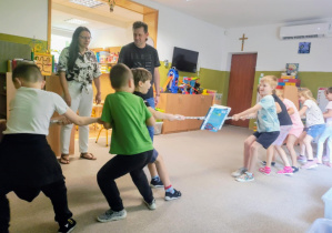 Samodzielne doświadczenia dzieci podczas zajęć edukacyjnych - dzieci ciągną linę.
