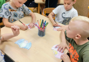 Praca dzieci przy stolikach - przygotowywanie materiałów niezbędnych do eksperymentowania.