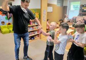 Eksperymenty - działania dzieci pod okiem instruktora.