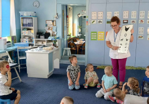 Zajęcia edukacyjne z pielęgniarką - badanie wzroku.
