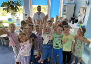 Zdjęcie grupowe - dzieci i pielęgniarka.