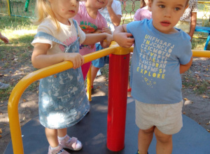 Zabawy w ogrodzie przedszkolnym