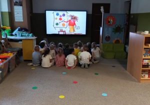 oglądanie filmu na tablicy interaktywnej
