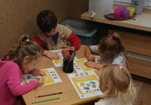 Kolorowanie pojemników na odpady - karty pracy.