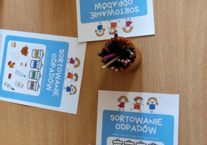 Segregowanie śmieci - rozwiązywanie zadań w kartach pracy.