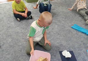 Segregowanie śmieci - zajęcia edukacyjne.