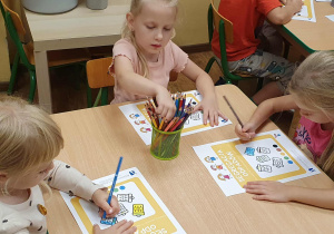 Kolorowanie pojemników na odpady.