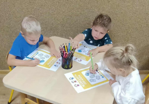 Segregowanie odpadów - dzieci rozwiązują karty pracy.