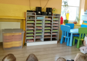 Dzieci oglądają film edukacyjny o segregowaniu śmieci.
