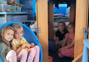 dzieci bawią się w kącikach
