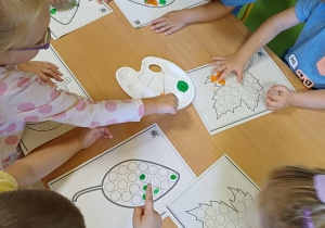 Dzieci wykonują pracę plastyczną