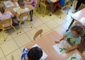 Dzieci wykonują pracę plastyczną