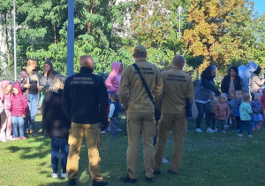 Próbna ewakuacja z udziałem strażaków. Miejsce zbiórki.
