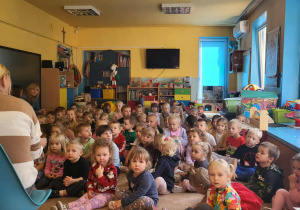 Pani Dyrektor czyta przedszkolakom.