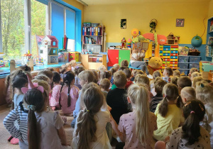 Pani Dyrektor czyta przedszkolakom.
