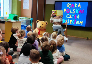 Pani Dyrektor czyta przedszkolakom.