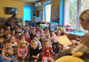 Pani Dyrektor czyta przedszkolakom.