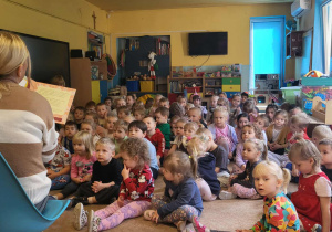 Pani Dyrektor czyta przedszkolakom.