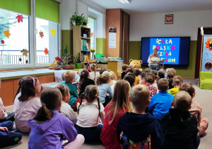 Pani Dyrektor czyta przedszkolakom.