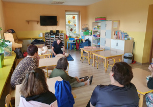 Pracownicy uczestniczą w szkoleniu z udzielania pierwszej pomocy